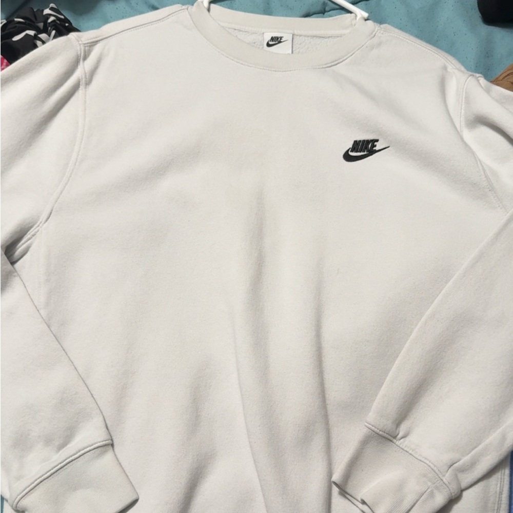 Nike Men's white Crewneck Sweater